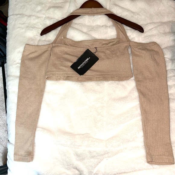 Pretty‎ Little Thing Tan Off-Shoulder Ribbed Top - Picture 2 of 3